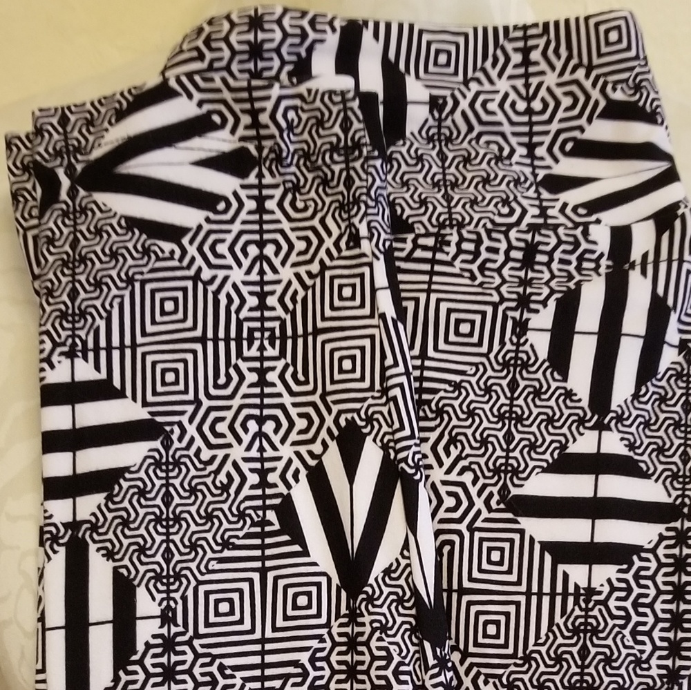 LuLaRoe Black and White leggings OS